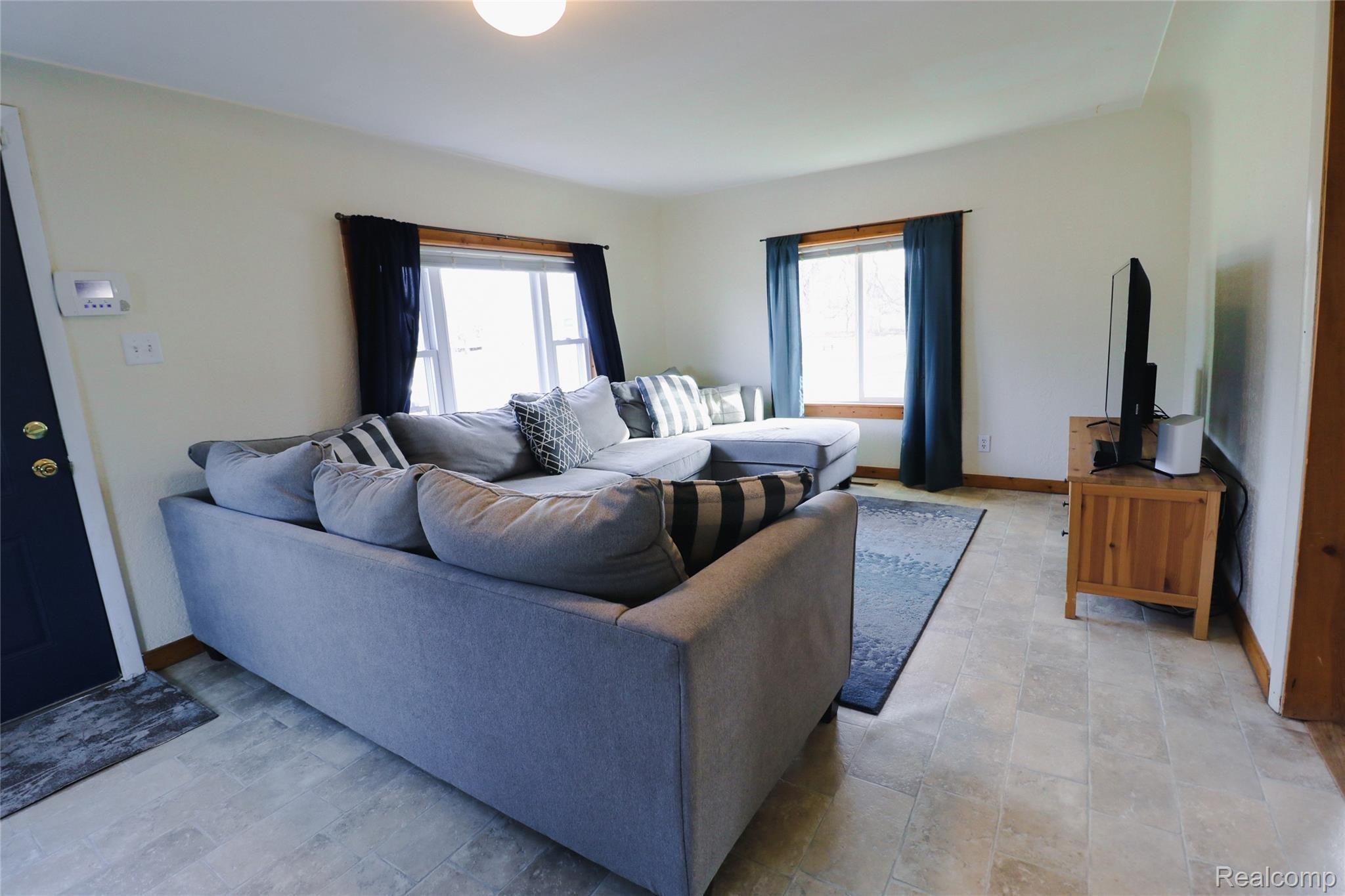 2472 South Dye Road Flint, MI 48532 - Photo 7 of 30 Living Room