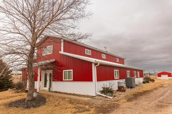 $899,900 | 898 60th Avenue, Beaver Creek, MN 56116