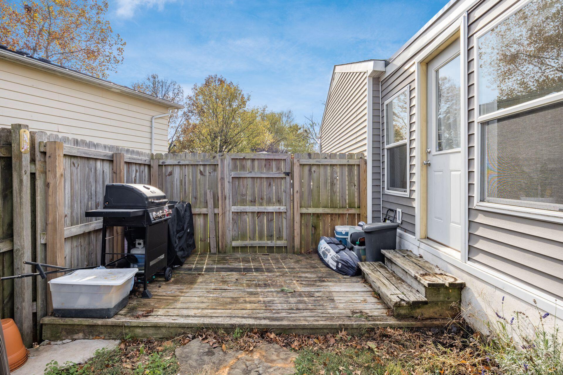 5112 Upton Road North Columbus, OH 43232 - Photo 32 of 36 Deck