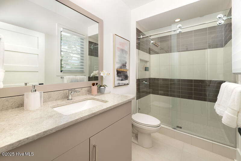 521 Airlie Road, Unit ELLISTON PLAN Wilmington, NC 28403 - Photo 27 of 30 Elliston Guest Bath