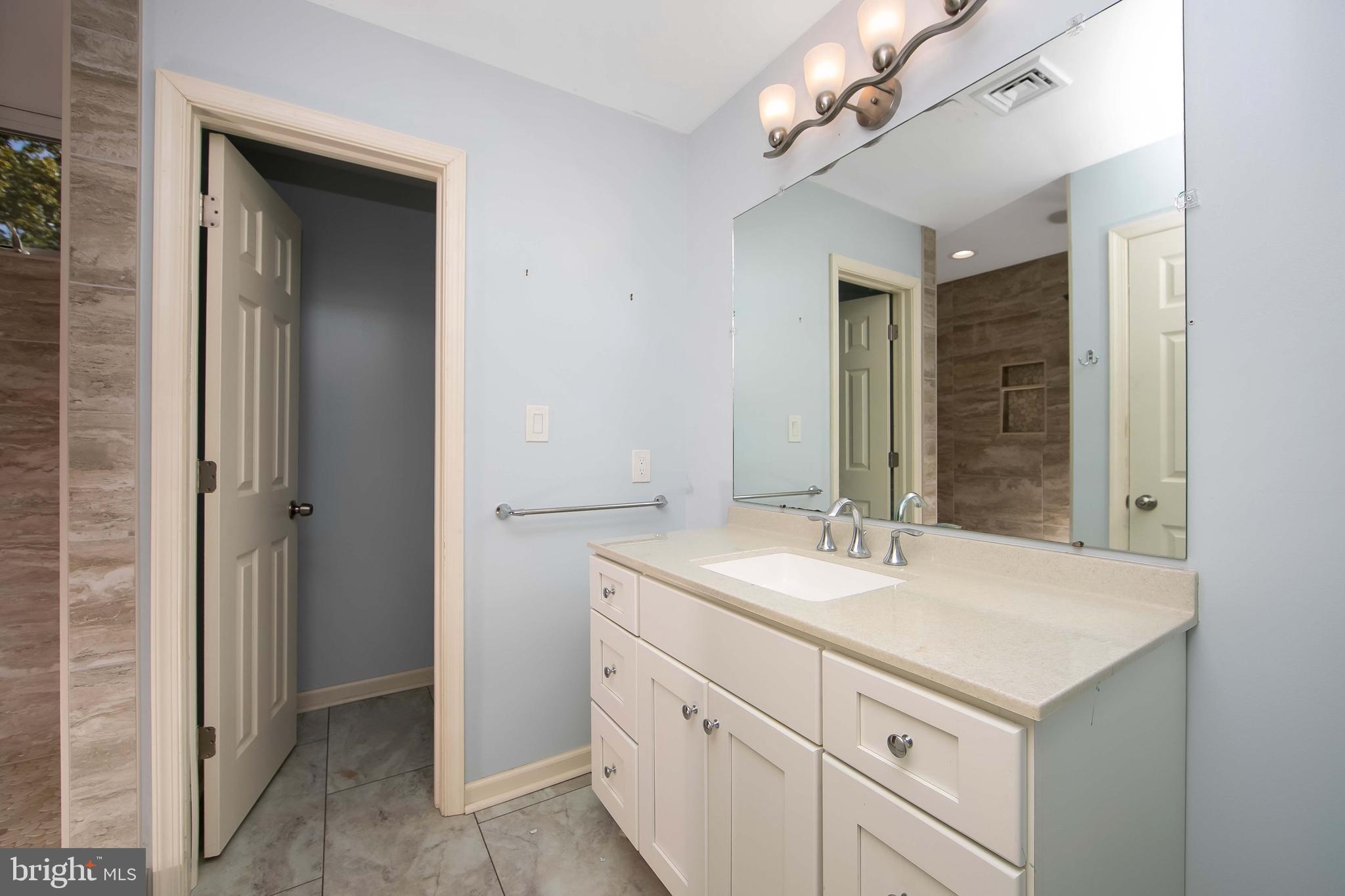 396 Holly Road Marlton, NJ 08053 - Photo 21 of 32 2nd Floor Primary En Suite Full Bath