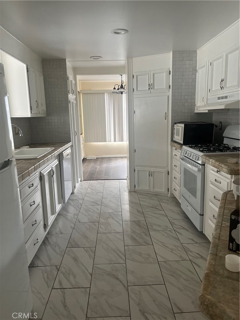 3950 Via Real, Unit 91 Carpinteria, CA 93013 - Photo 11 of 39 a kitchen with stainless steel appliances a stove a refrigerator and cabinets