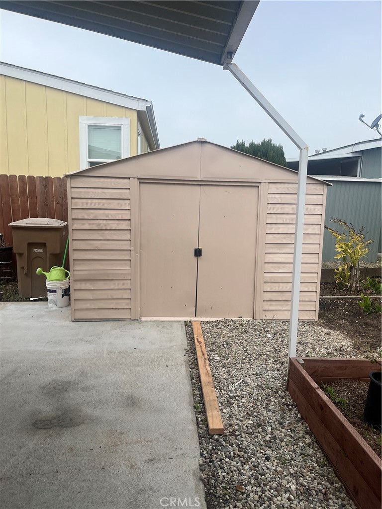 3950 Via Real, Unit 91 Carpinteria, CA 93013 - Photo 31 of 39 a backyard of a house