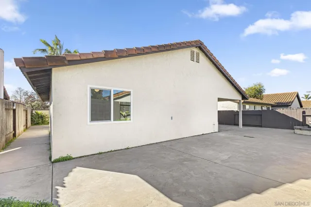 a view of a house with a backyard