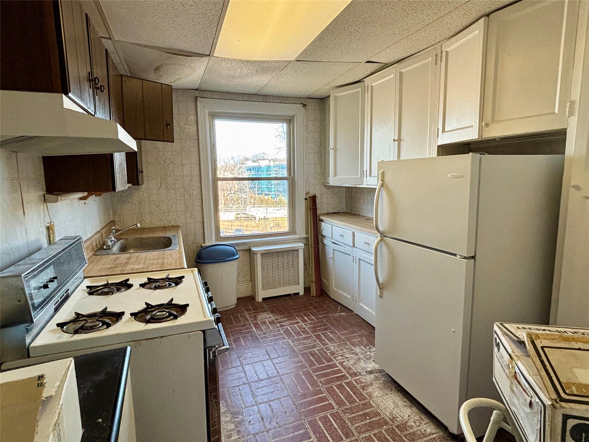 1 Ascot Ridge, Unit 3A Great Neck, NY 11021 - Photo 6 of 10 a kitchen with a refrigerator a stove a sink a microwave and cabinets