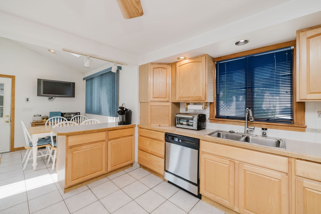 65 Bigelow Street Fall River, MA 02720 - Photo 9 of 32