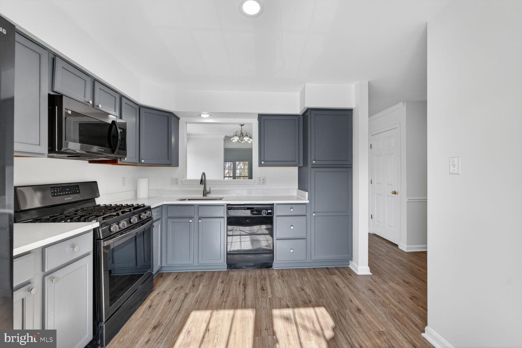 45544 Whitcomb Square Sterling, VA 20166 - Photo 11 of 31 Kitchen