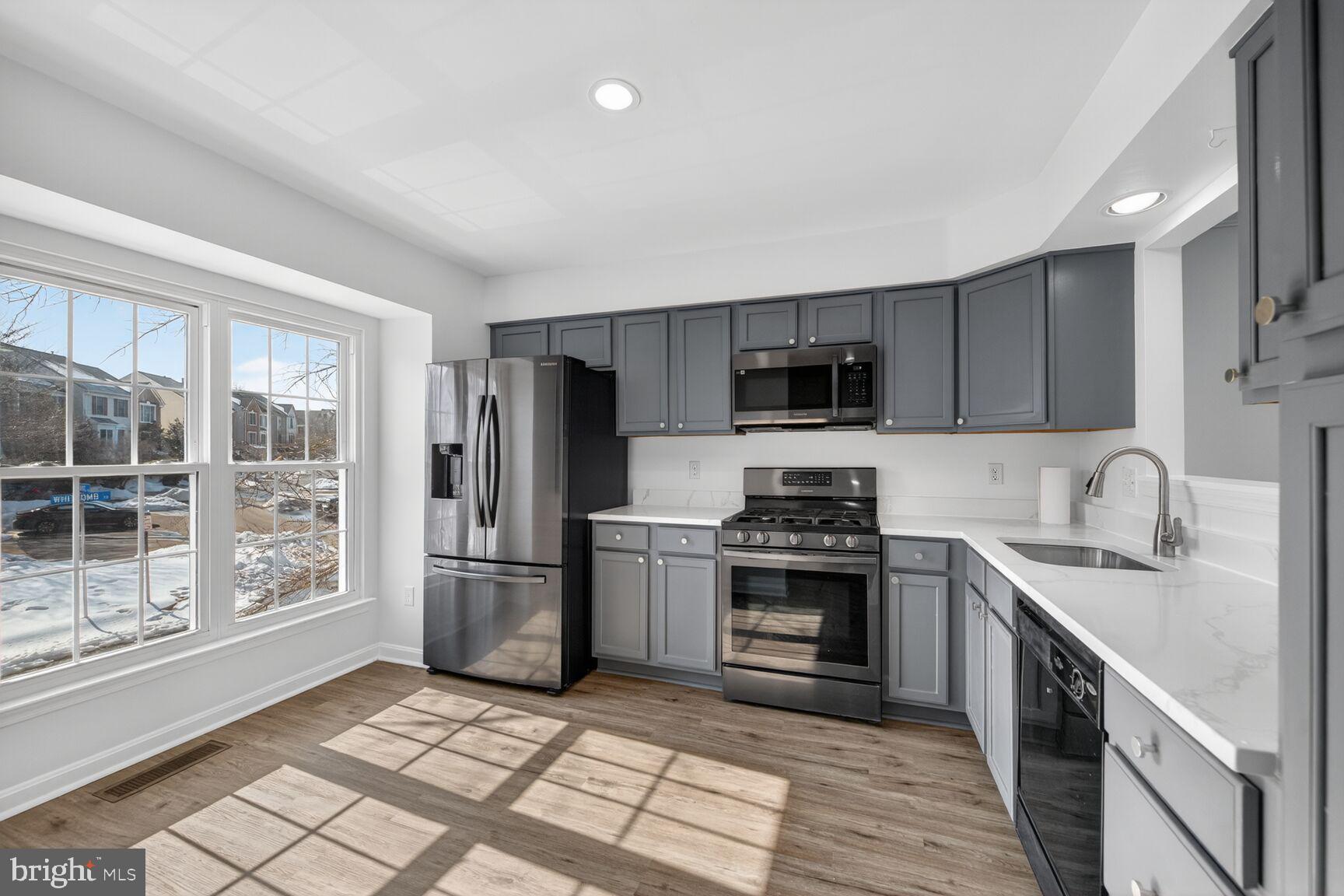45544 Whitcomb Square Sterling, VA 20166 - Photo 12 of 31 Kitchen