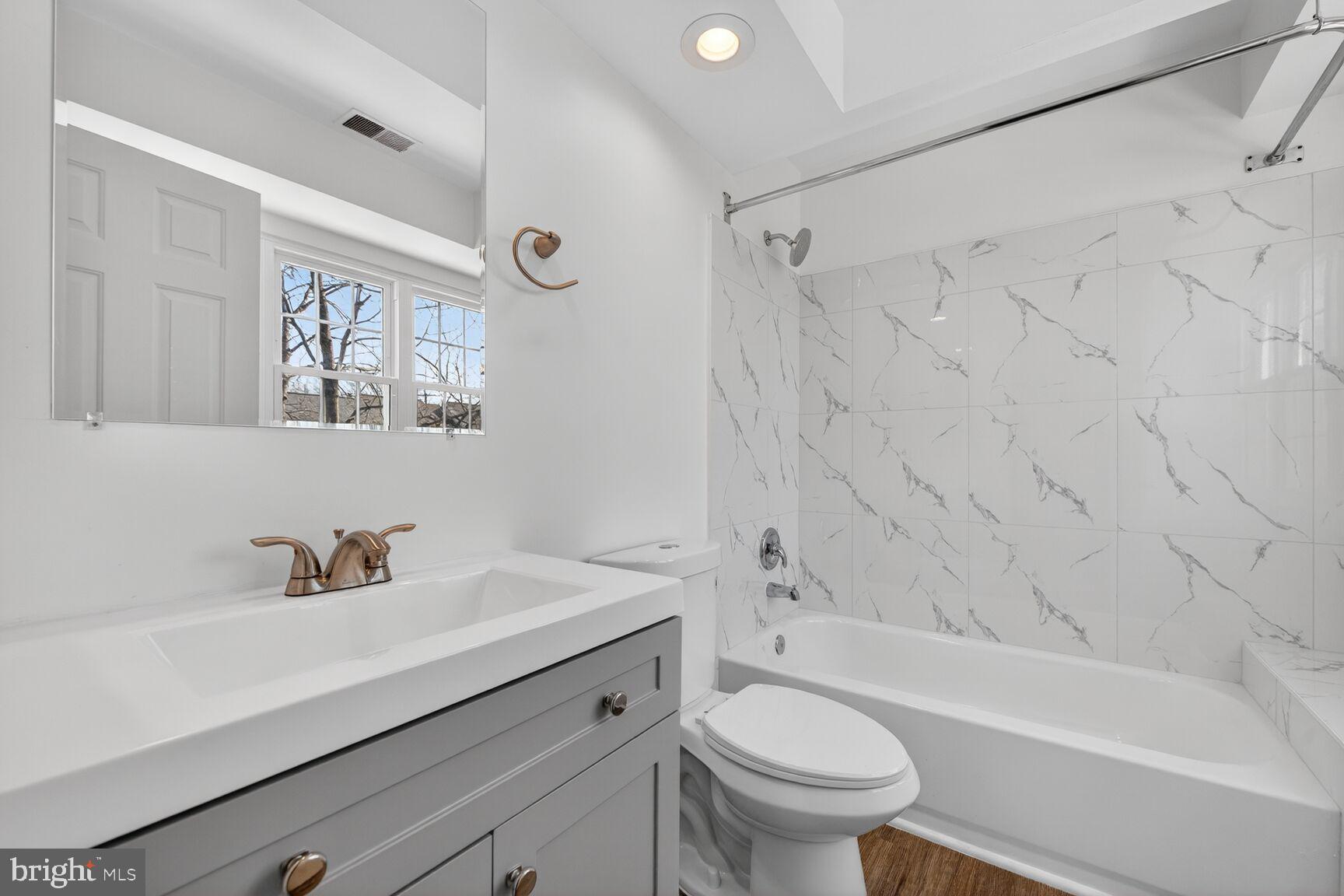 45544 Whitcomb Square Sterling, VA 20166 - Photo 16 of 31 Primary Bath