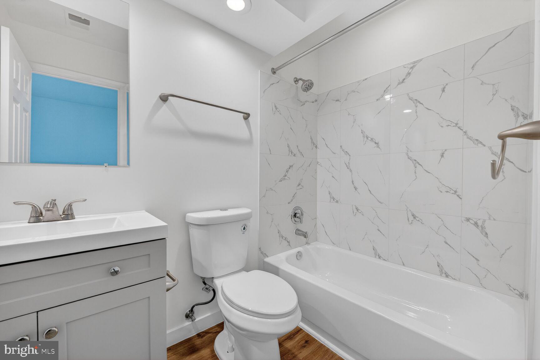 45544 Whitcomb Square Sterling, VA 20166 - Photo 18 of 31 Hall Full Bath