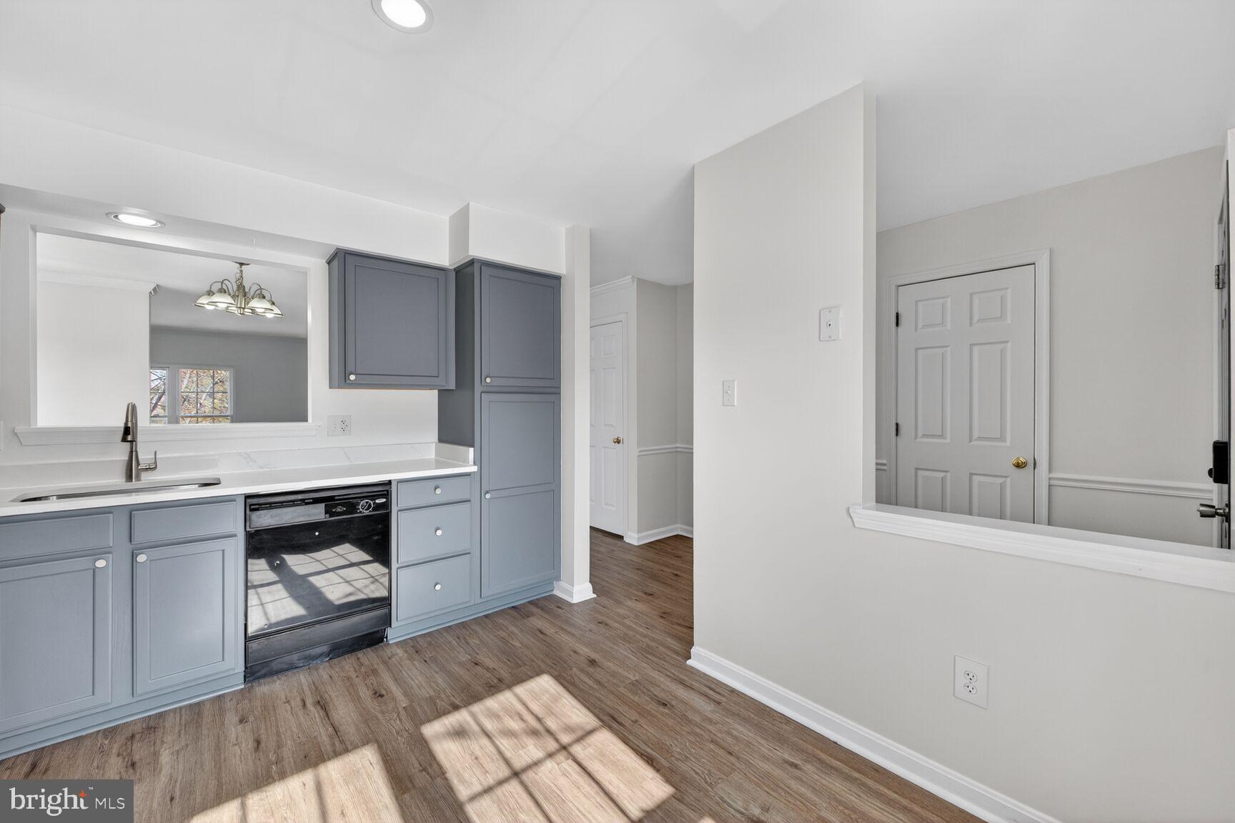 45544 Whitcomb Square Sterling, VA 20166 - Photo 10 of 31 Kitchen