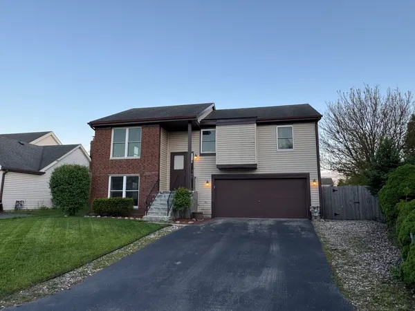 $3,200 | 425 Beechwood Drive, Westmont, IL 60559