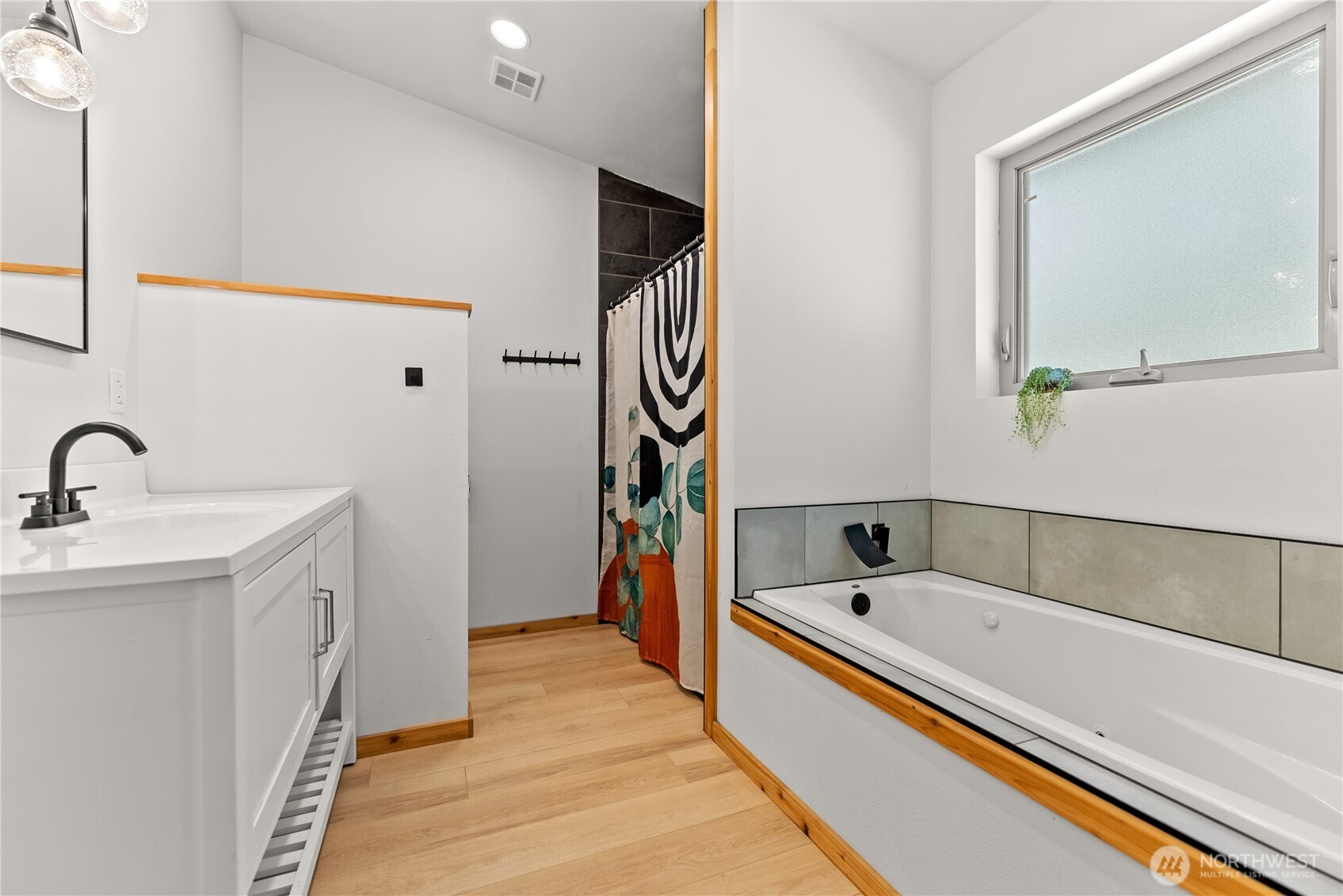 78 Homestead Road Winthrop, WA 98862 - Photo 22 of 40 a bathroom with a bathtub and a sink