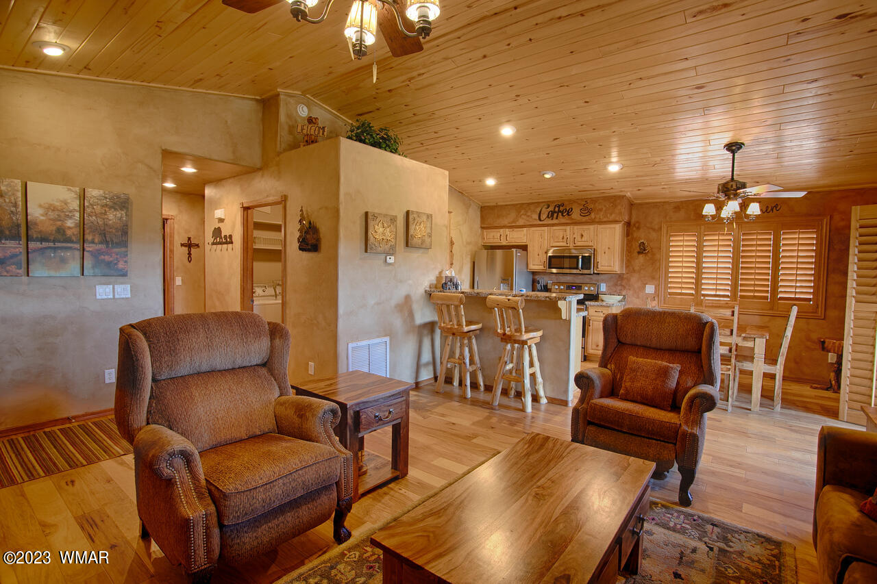 1911 North Bison Ridge Trail, Unit 10 Show Low, AZ 85901 - Photo 4 of 17 a living room with furniture and kitchen view