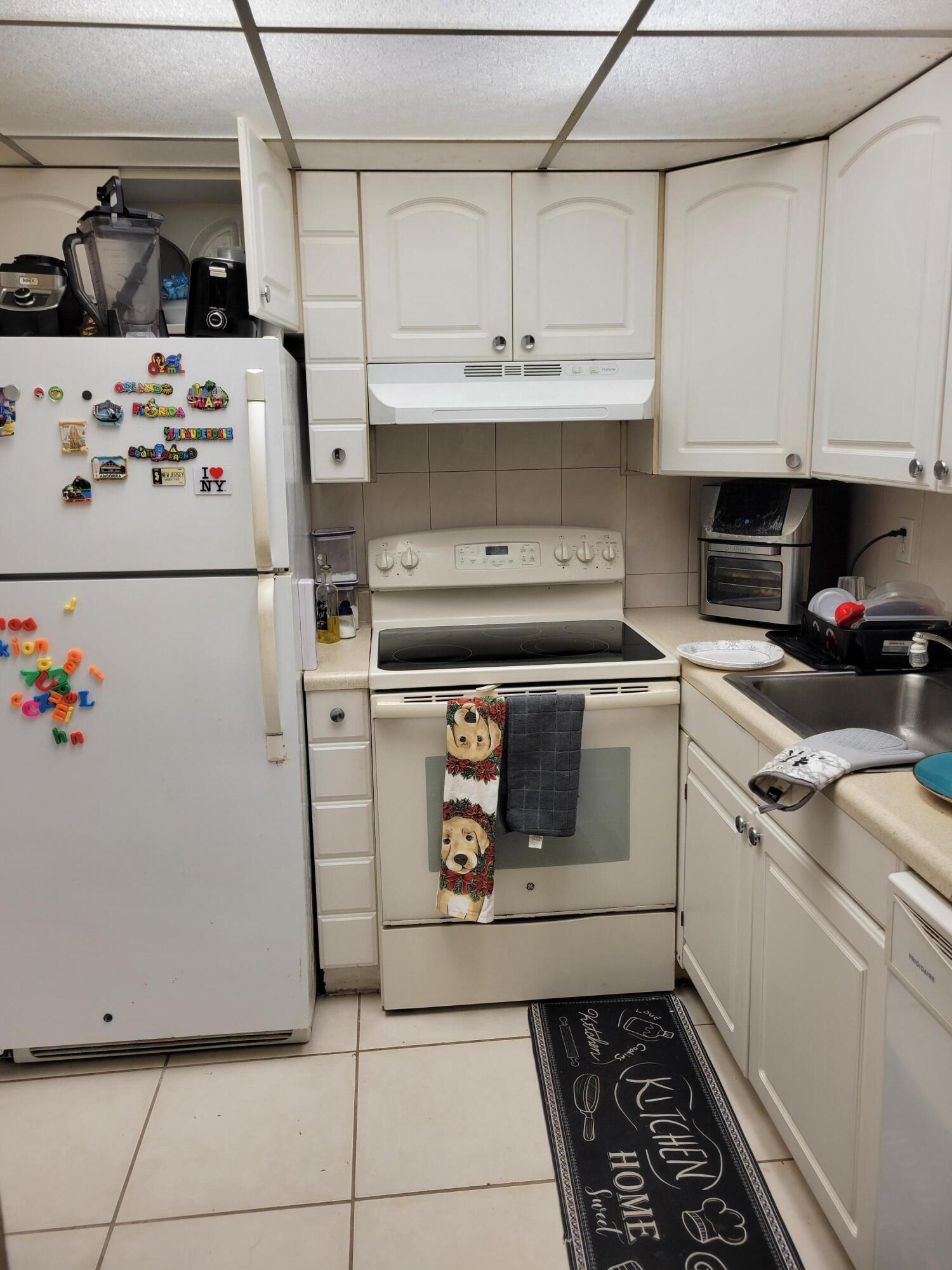 644 Northwest 13th Street, Unit 11 Boca Raton, FL 33486 - Photo 4 of 9 Kitchen