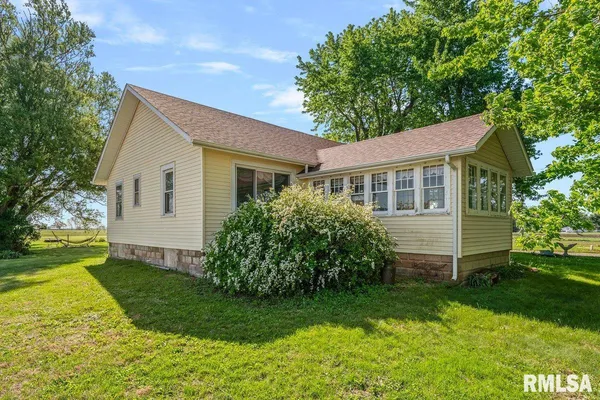 $239,900 | 2034 North 1800 East Road, Stonington, IL 62567