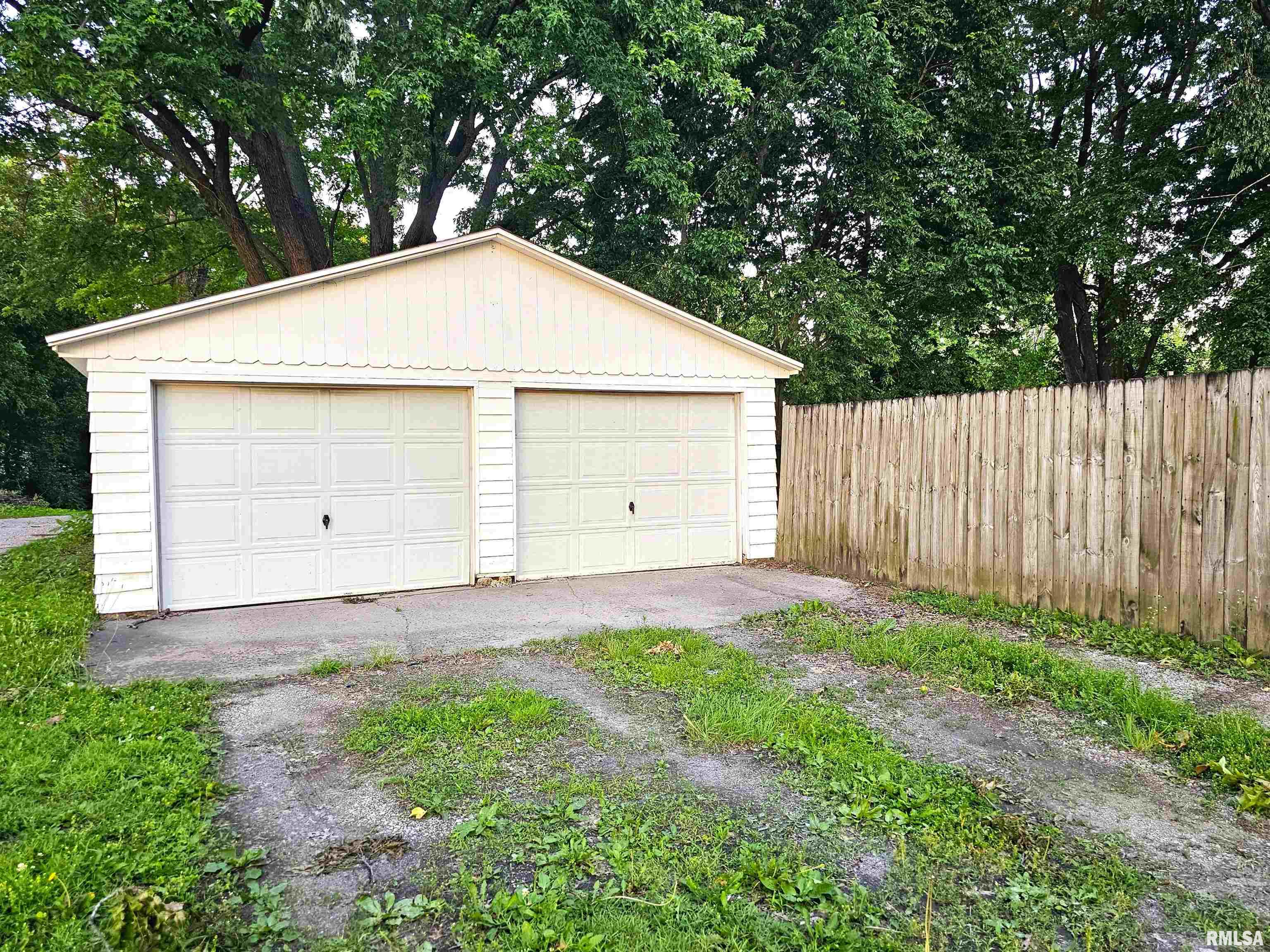 202 South Wood Street Athens, IL 62613 - Photo 2 of 2