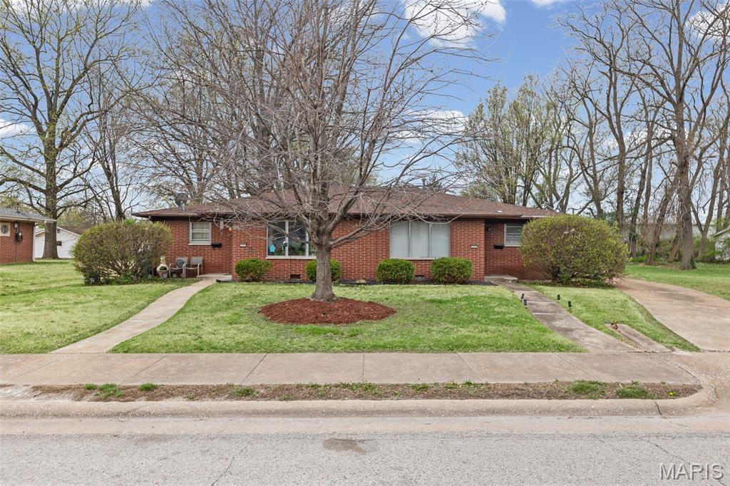 717 Royal Heights Road Belleville, IL 62226 - Photo 1 of 5