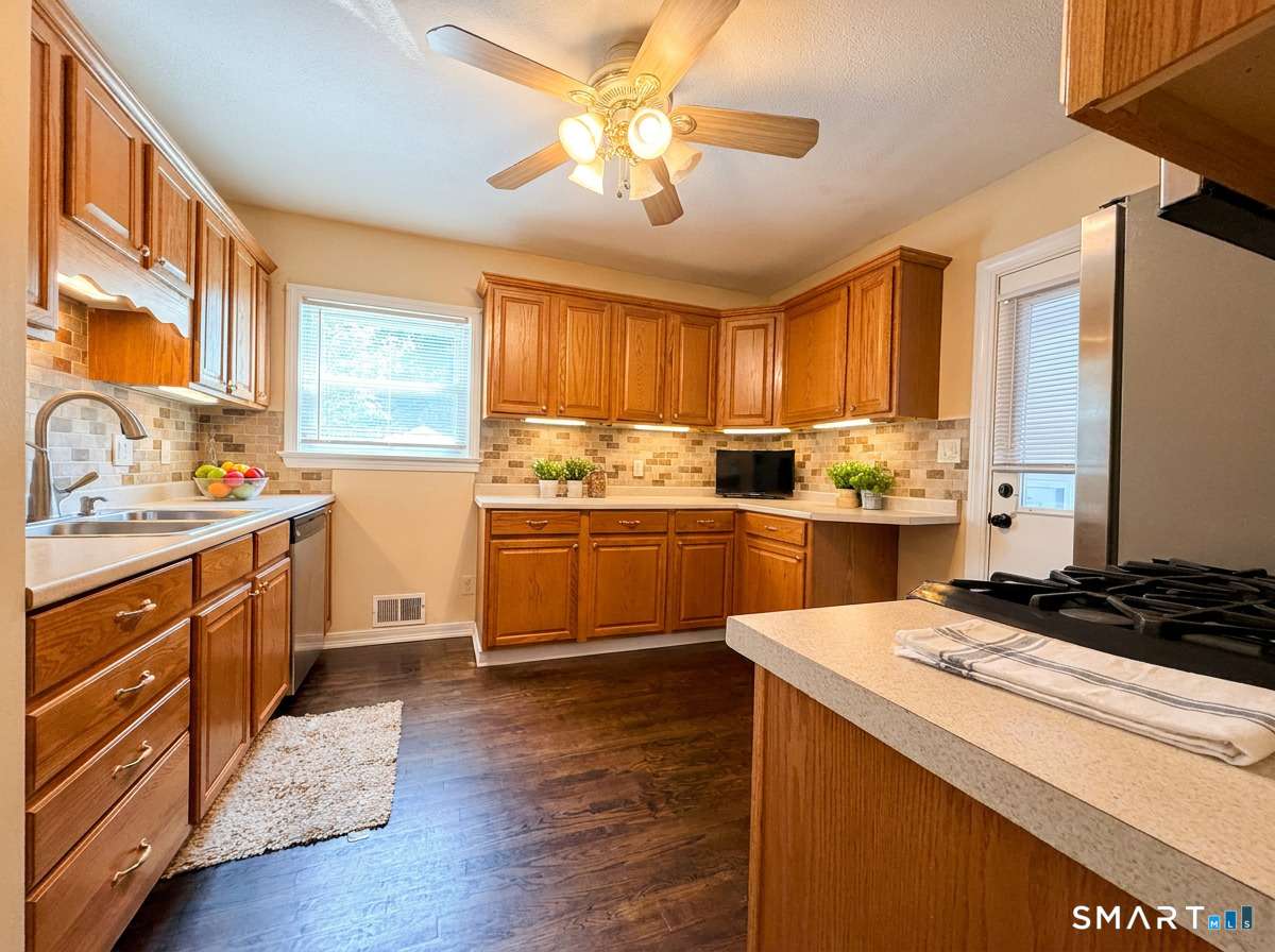 33 Salem Road East Hartford, CT 06118 - Photo 8 of 24