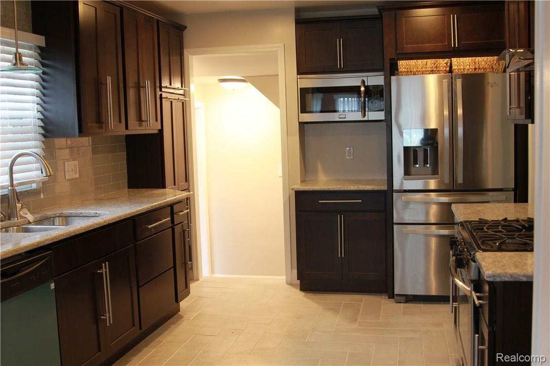 1194 Roslyn Road Grosse Pointe, MI 48236 - Photo 7 of 19 IMG_8239.JPG