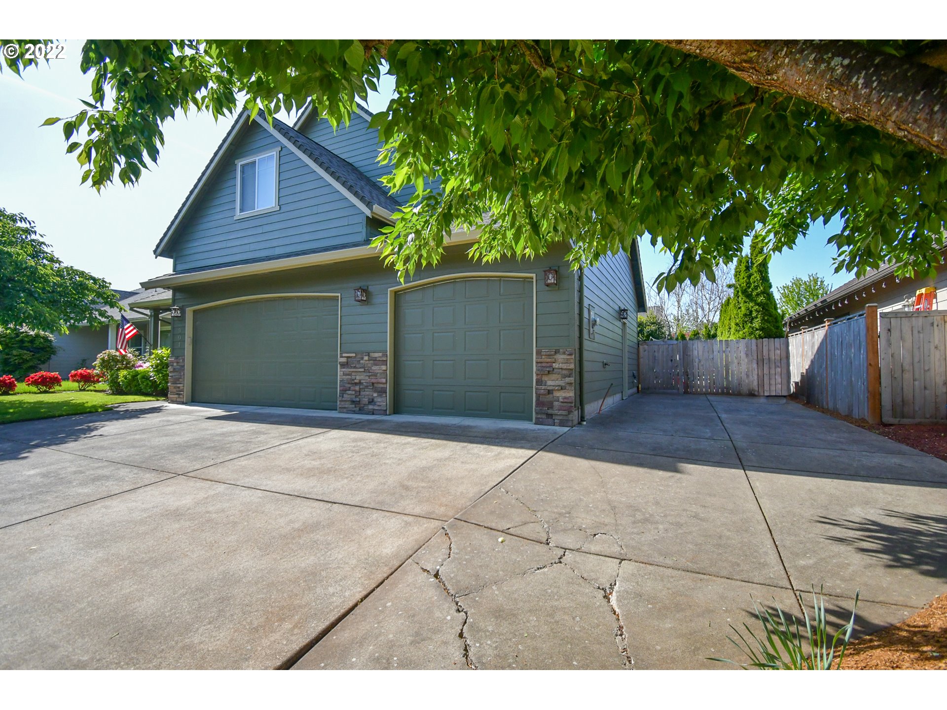 901 T Street Springfield, OR 97477 - Photo 27 of 29 a view of garage yard and tree