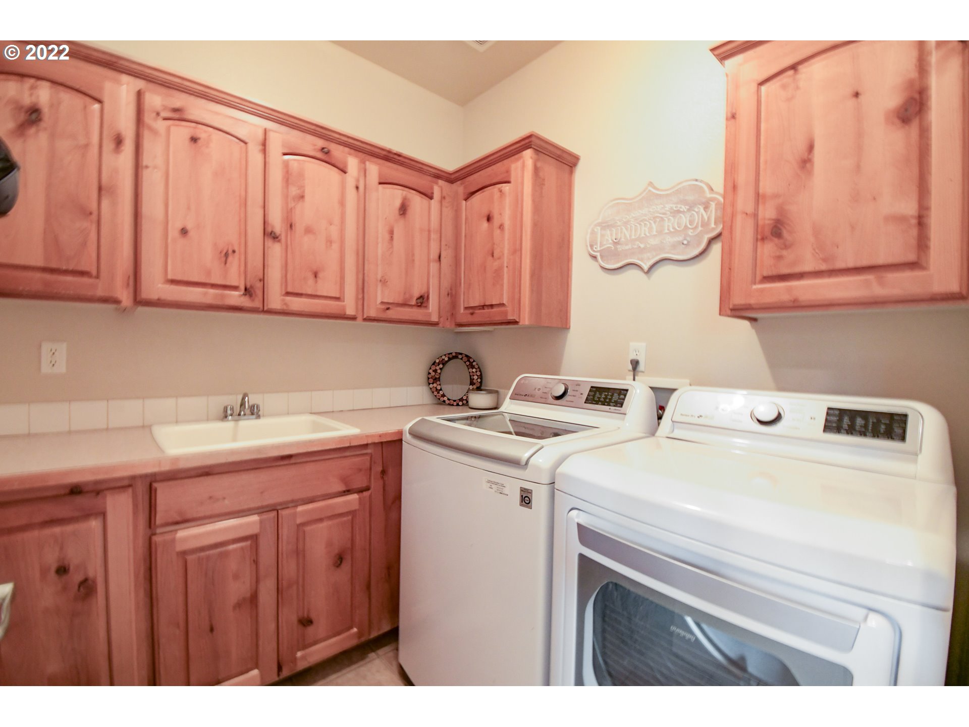 901 T Street Springfield, OR 97477 - Photo 8 of 29 a utility room with dryer and washer