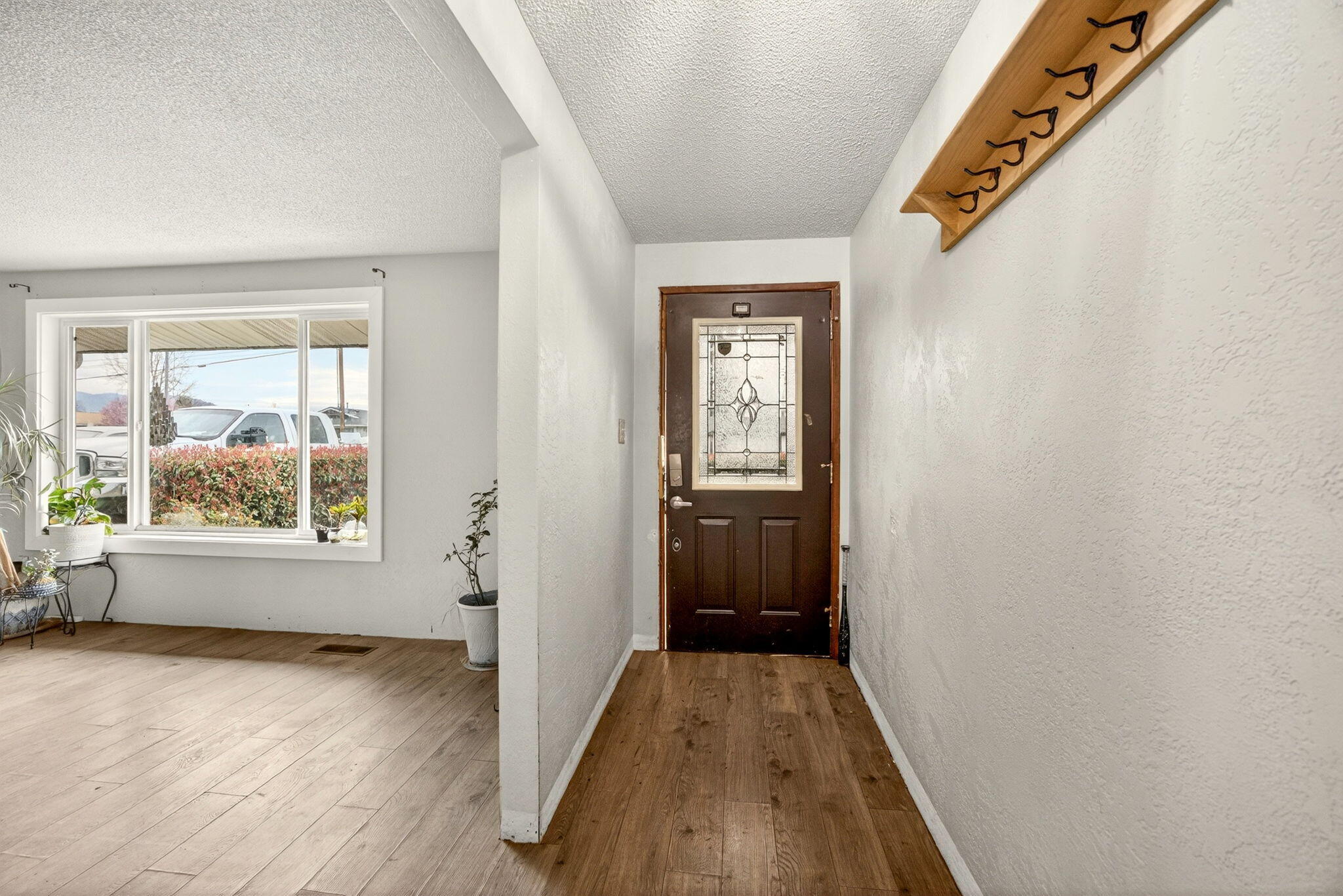 2175 Delta Waters Road Medford, OR 97504 - Photo 5 of 22 entryway