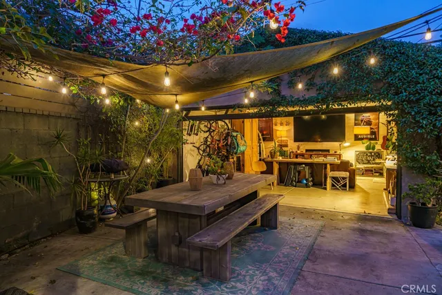 a view of a house with backyard and garden