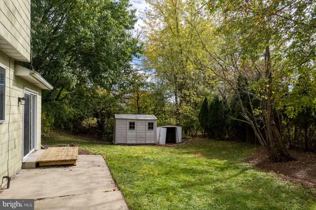 a view of a house with backyard and garden