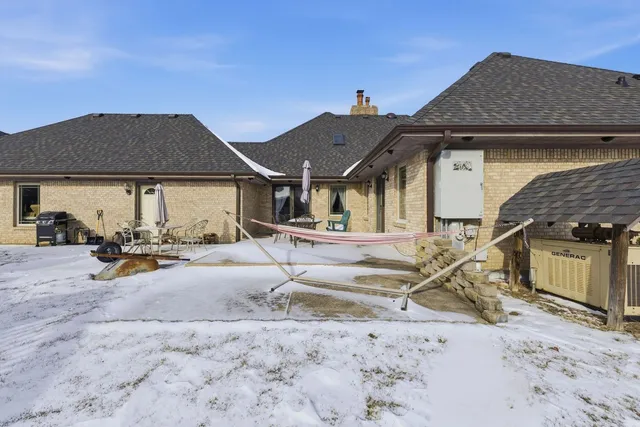 a view of a house with backyard