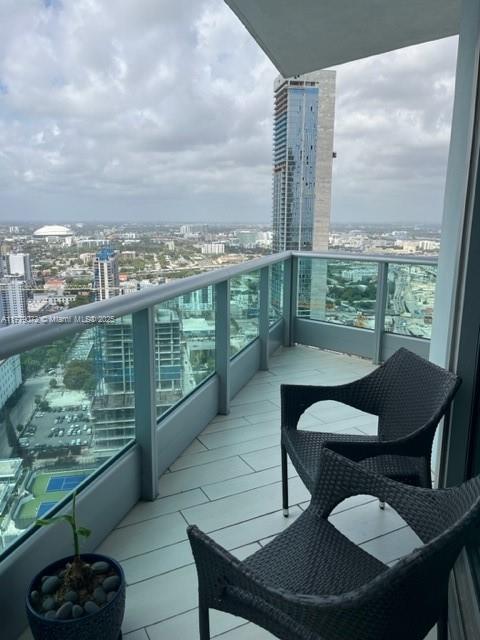900 Biscayne Boulevard, Unit 4312 Miami, FL 33132 - Photo 19 of 36 a balcony with table and chairs