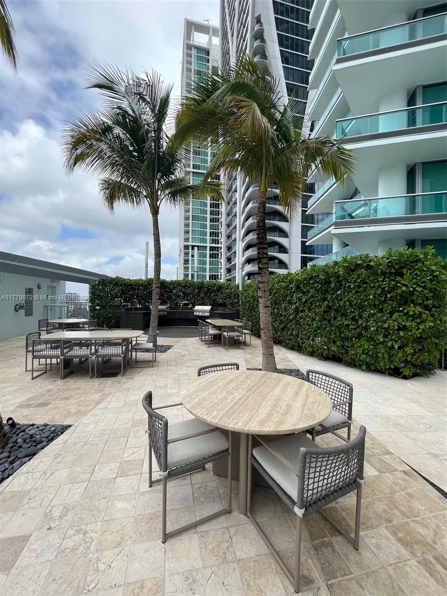 900 Biscayne Boulevard, Unit 4312 Miami, FL 33132 - Photo 25 of 36 a view of outdoor kitchen outdoor seating and kitchen