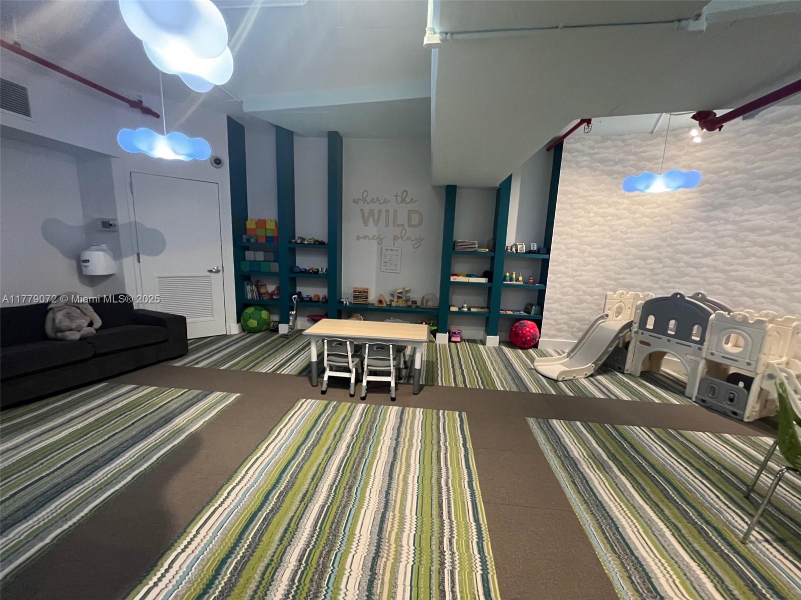 900 Biscayne Boulevard, Unit 4312 Miami, FL 33132 - Photo 27 of 36 a living room filled with furniture