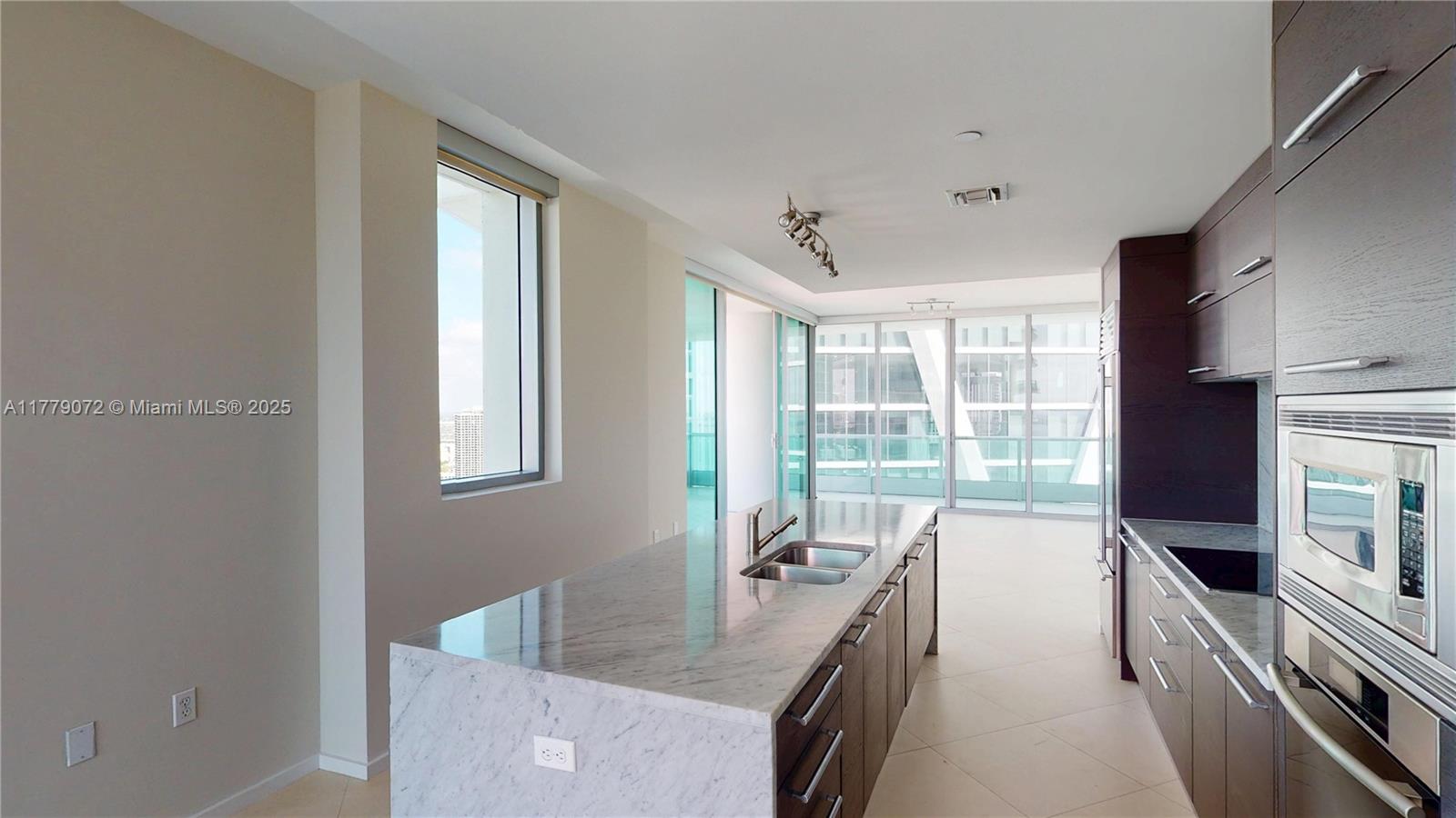 900 Biscayne Boulevard, Unit 4312 Miami, FL 33132 - Photo 5 of 36 a kitchen with counter top space