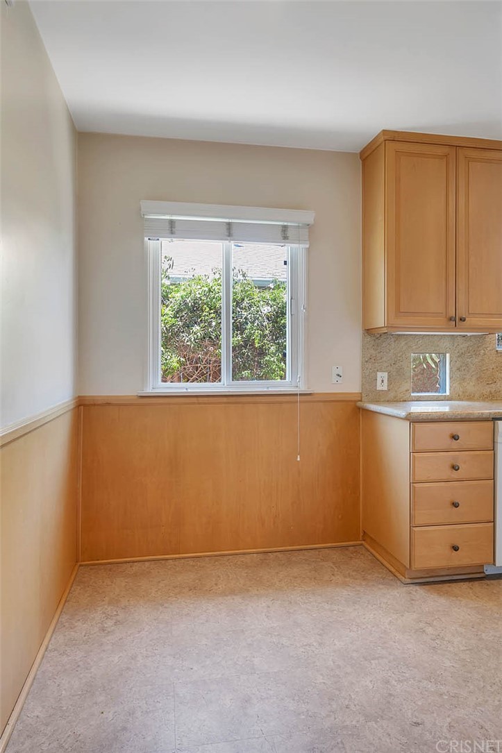 4906 Van Noord Avenue Sherman Oaks, CA 91423 - Photo 18 of 39 an empty room with a window