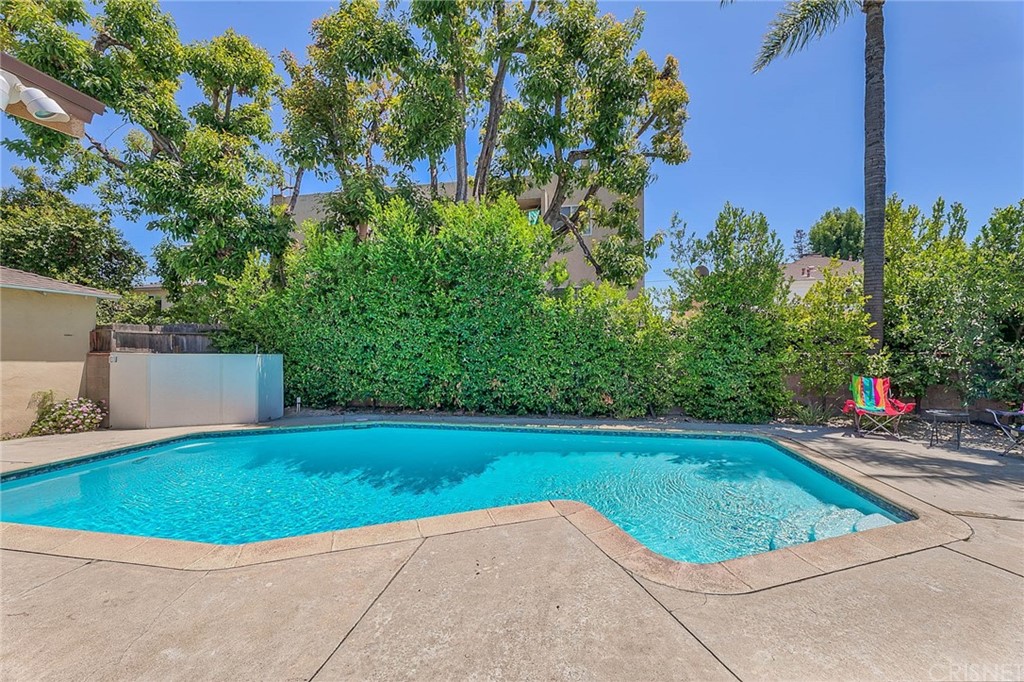 4906 Van Noord Avenue Sherman Oaks, CA 91423 - Photo 34 of 39 a view of a backyard