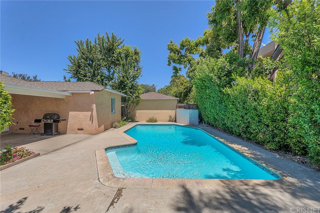 4906 Van Noord Avenue Sherman Oaks, CA 91423 - Photo 37 of 39 a view of a house with a yard and plants