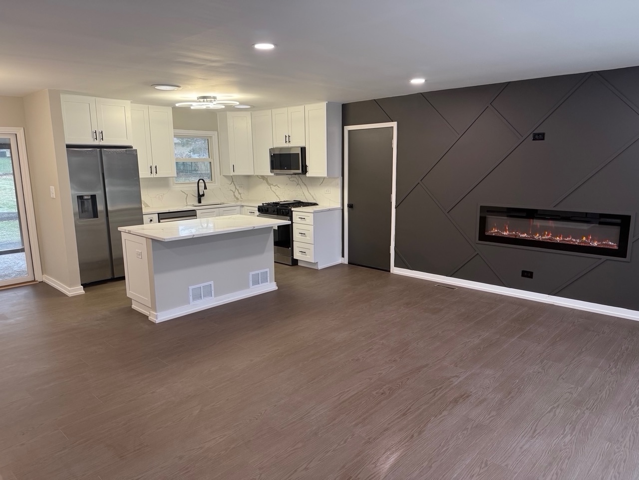 126 Rosedale Court Bloomingdale, IL 60108 - Photo 7 of 26 a kitchen with refrigerator and microwave