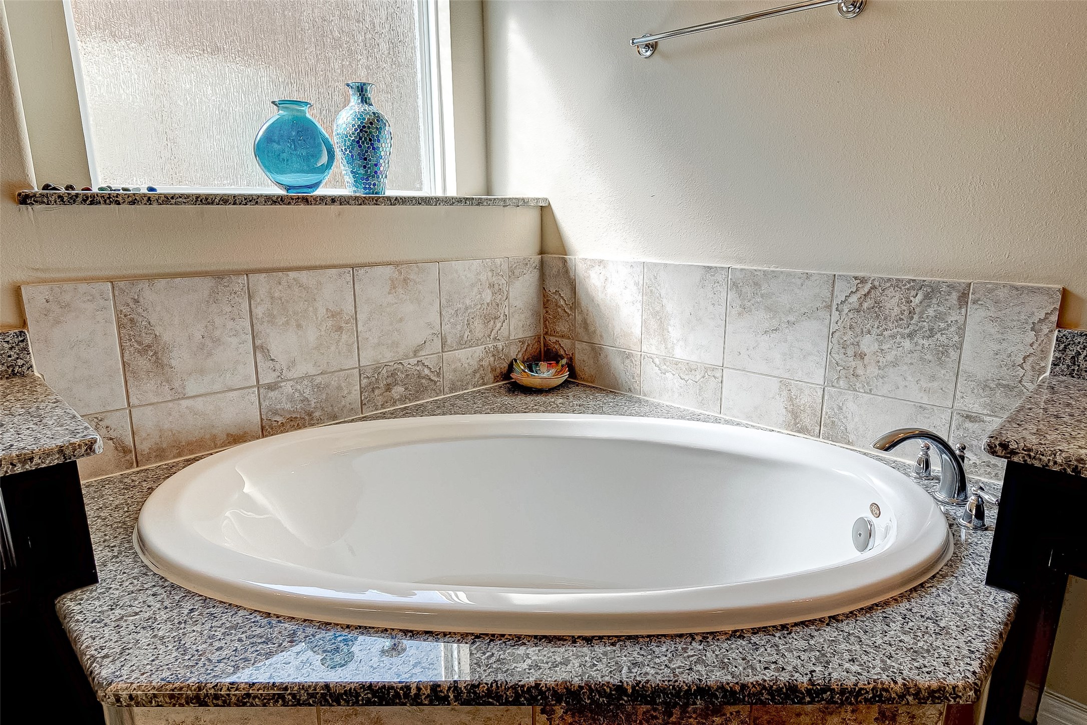 907 River Delta Lane Rosenberg, TX 77469 - Photo 31 of 49 a bath tub sitting in a bathroom