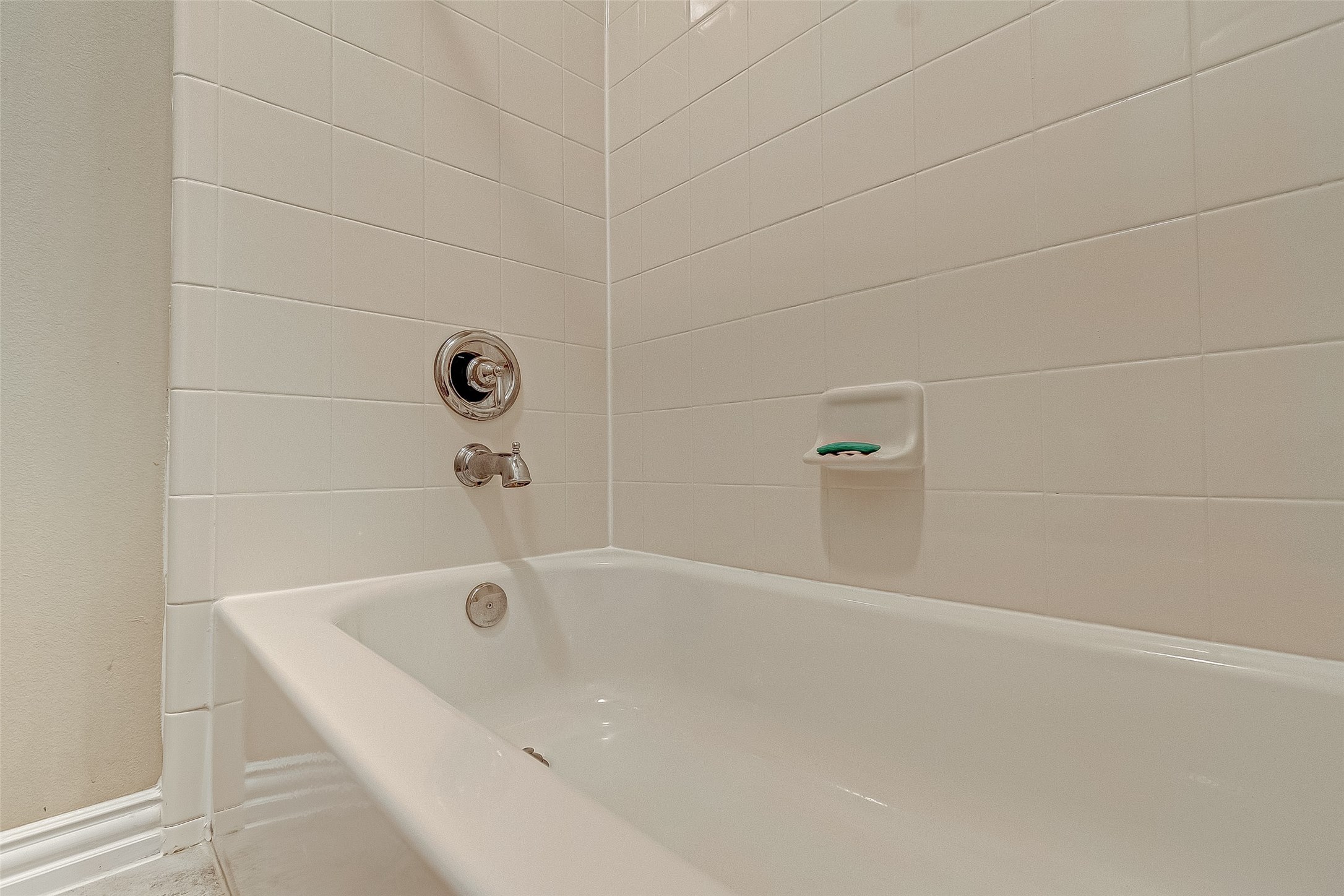 907 River Delta Lane Rosenberg, TX 77469 - Photo 34 of 49 a close up of a bathtub