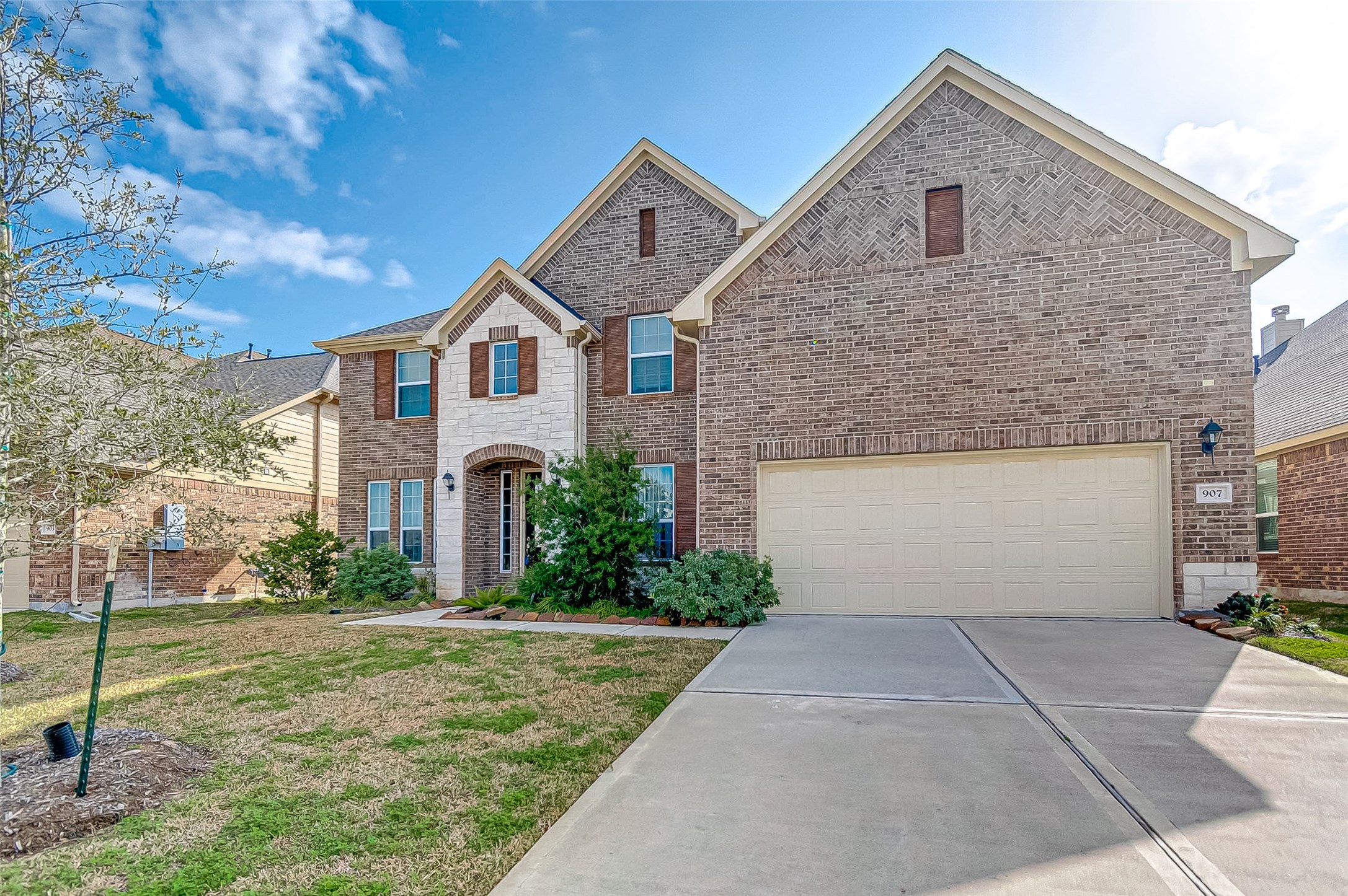 907 River Delta Lane Rosenberg, TX 77469 - Photo 4 of 49 a front view of a house with garden