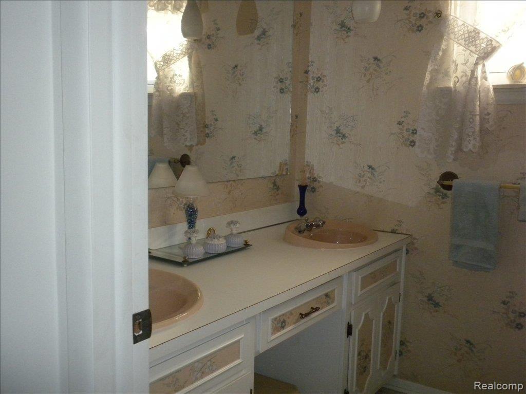 16443 Wayne Road Livonia, MI 48154 - Photo 8 of 20 bathroom 2