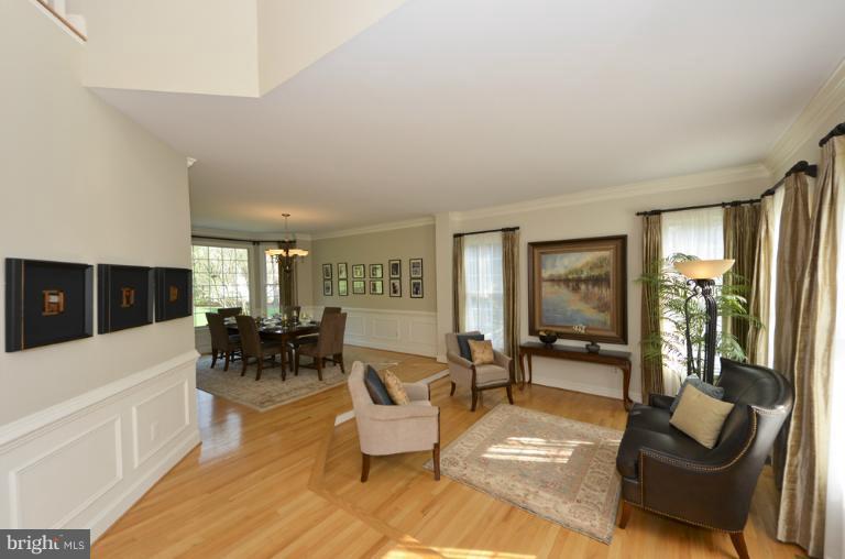 1215 Tottenham Court Reston, VA 20194 - Photo 21 of 30 Living Room