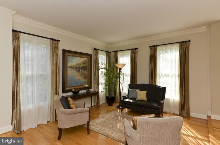 1215 Tottenham Court Reston, VA 20194 - Photo 25 of 30 Living Room