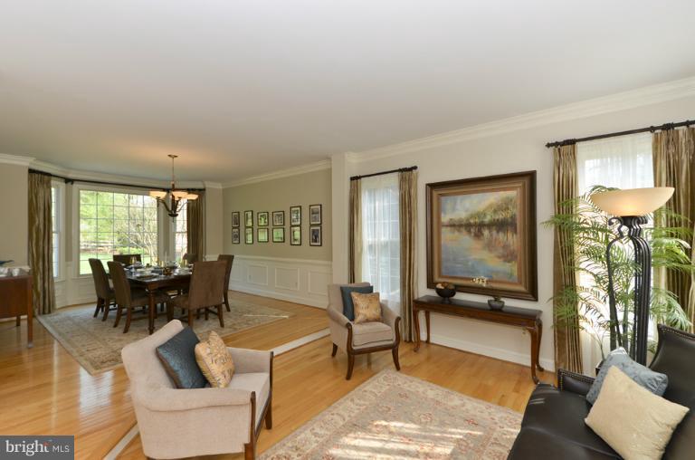 1215 Tottenham Court Reston, VA 20194 - Photo 5 of 30 Living Room