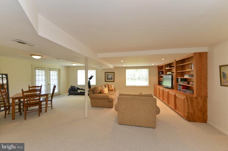 1215 Tottenham Court Reston, VA 20194 - Photo 8 of 30 Recreation Room