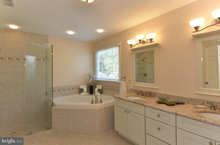 1215 Tottenham Court Reston, VA 20194 - Photo 10 of 30 Bath (Master)