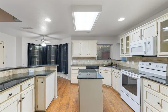 $2,700 | 1418 Holley Creek Lane, Mansfield, TX 76063