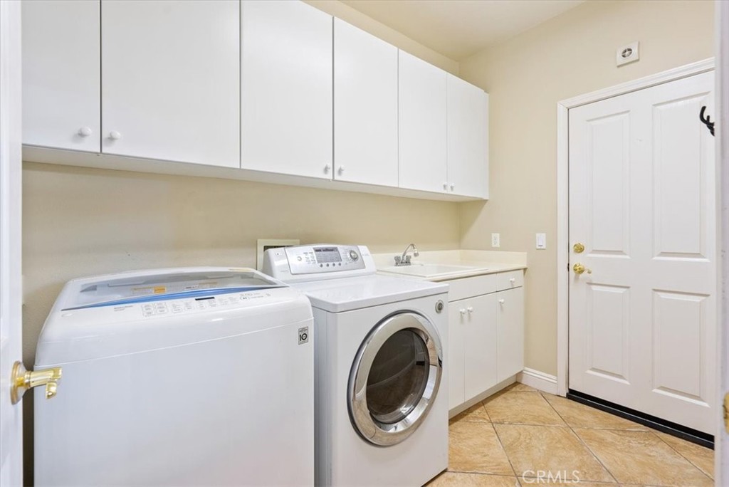 2425 Traditions Loop Paso Robles, CA 93446 - Photo 21 of 34 a utility room with dryer and washer