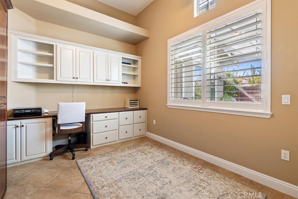 2425 Traditions Loop Paso Robles, CA 93446 - Photo 22 of 34 a room that has a chair and a window in it